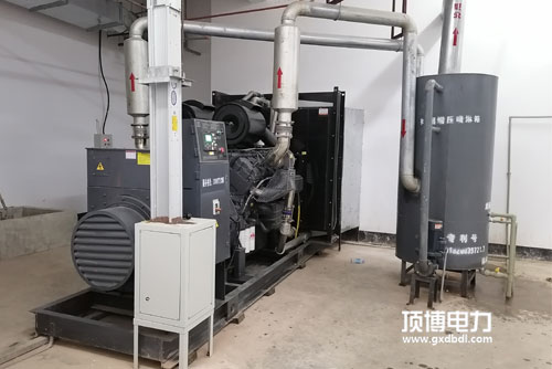 一台300kw康明斯广西顶博发电机组制造出现启动困难状况